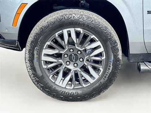 Used 2025 Chevrolet Suburban Z71 AWD/4WD image 36