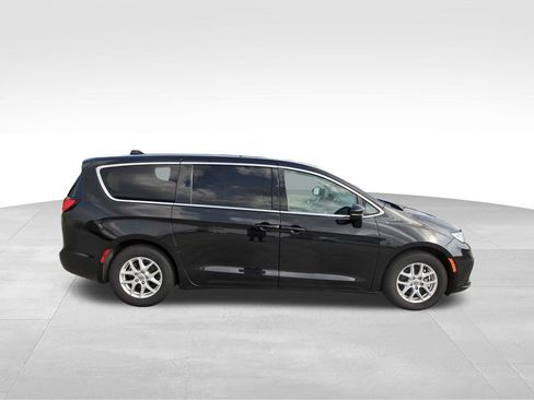 Used 2023 Chrysler Pacifica Touring-L image 5