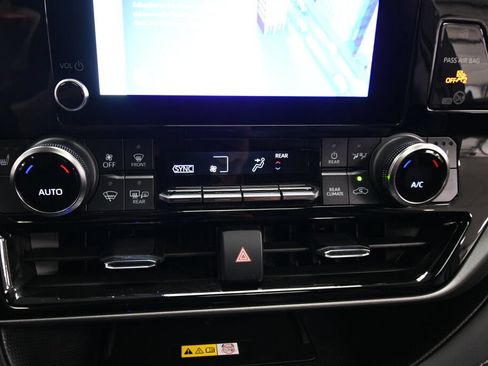 Used 2023 Toyota Highlander XLE AWD/4WD image 23