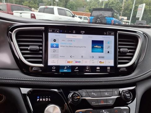 New 2026 Chrysler Pacifica Select image 14