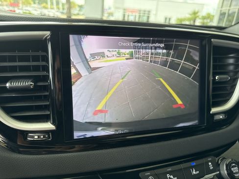 Used 2025 Chrysler Pacifica Select FWD image 23