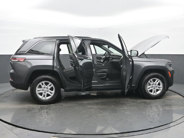 Used 2024 Jeep Grand Cherokee Laredo AWD/4WD image 57