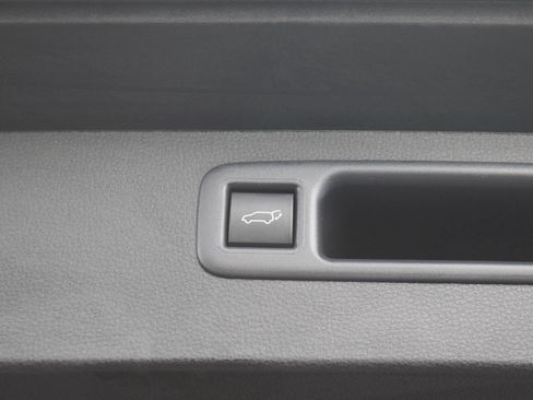 Used 2023 Toyota Highlander LE AWD/4WD image 13