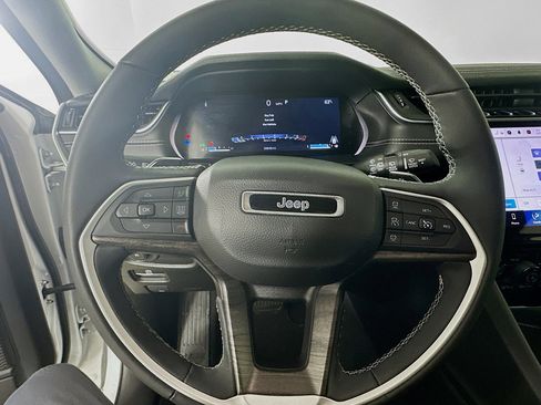 Certified 2023 Jeep Grand Cherokee Limited AWD/4WD image 12