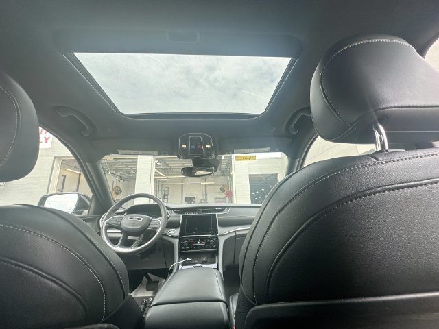 Used 2023 Jeep Grand Cherokee Altitude AWD/4WD image 23