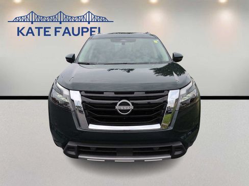 Used 2025 Nissan Pathfinder Platinum FWD image 2