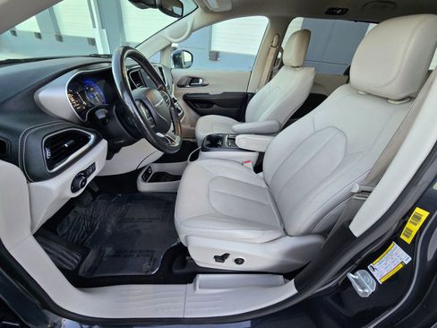 Used 2021 Chrysler Pacifica Touring-L w/ Premium & Safety Sphere Group image 12