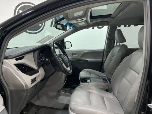 Used 2017 Toyota Sienna XLE w/ XLE Navigation Package FWD image 12