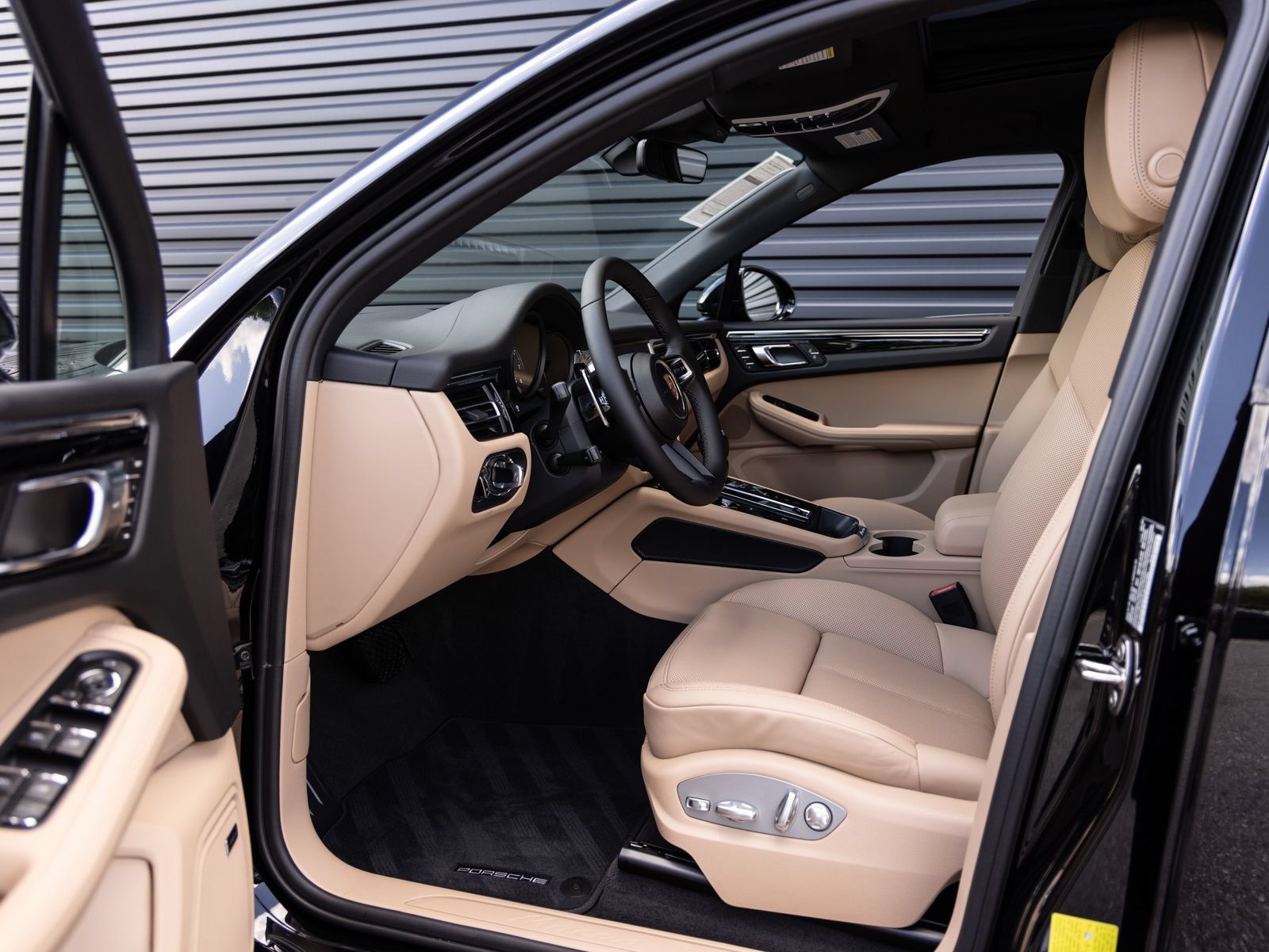 Certified 2026 Porsche Macan AWD/4WD image 23