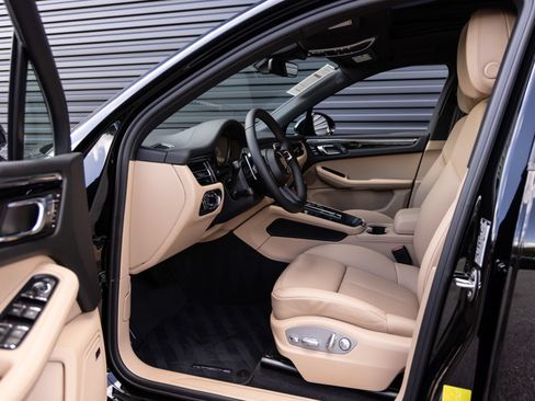 Certified 2026 Porsche Macan AWD/4WD image 23