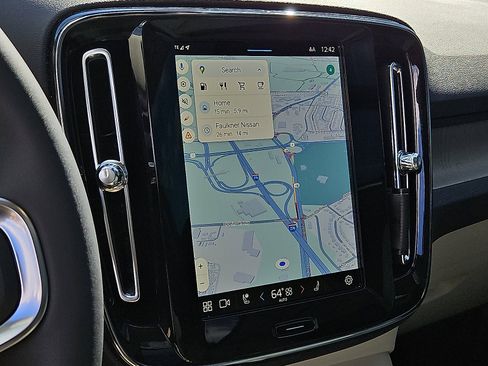 Used 2025 Volvo XC40 B5 Ultra w/ Climate Package image 17