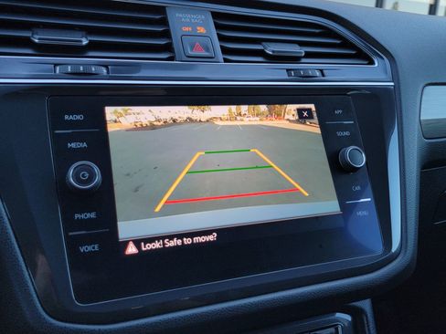 Used 2021 Volkswagen Tiguan SE image 34