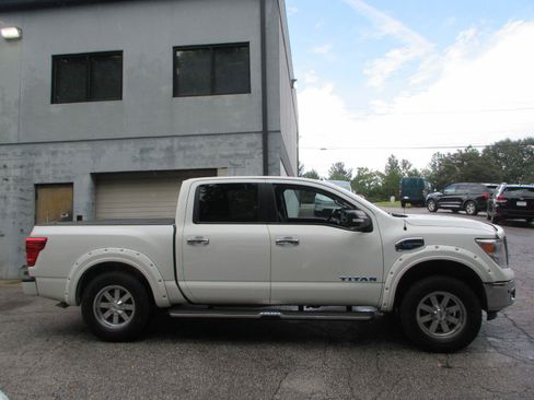 Used 2017 Nissan Titan SV RWD image 4