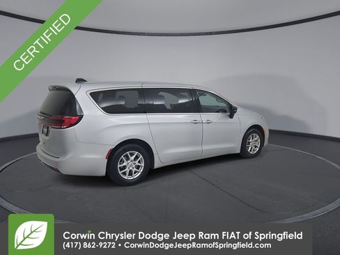 Used 2024 Chrysler Pacifica Touring-L image 15