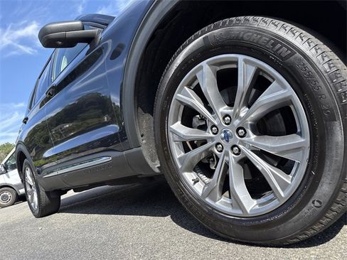 Used 2022 Ford Explorer XLT w/ Equipment Group 202A image 16