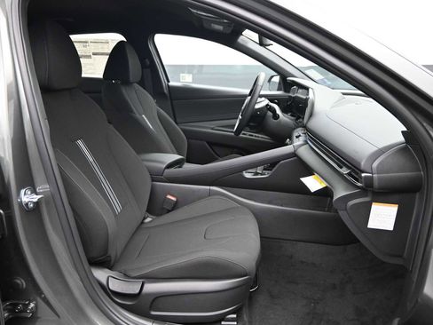 New 2025 Hyundai Elantra SEL image 11
