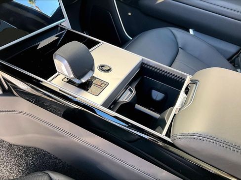New 2026 Land Rover Range Rover Long Wheelbase SE image 8