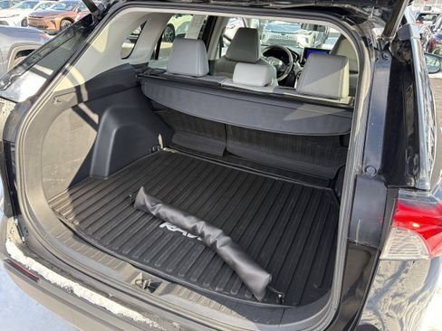 Used 2023 Toyota RAV4 XLE Premium image 8