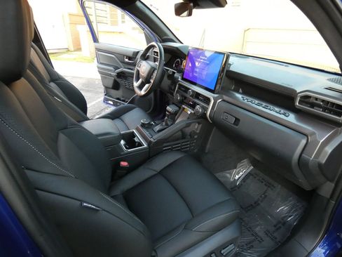 Used 2025 Toyota Tacoma TRD Off-Road w/ TRD Off Road Upgrade Package image 24