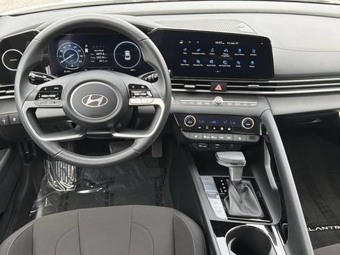 Certified 2025 Hyundai Elantra SEL FWD image 22