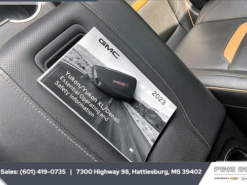Used 2023 GMC Yukon XL AT4 w/ AT4 Premium Plus Package AWD/4WD image 9
