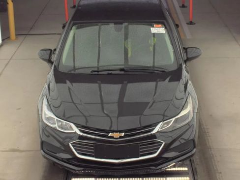 Used 2017 Chevrolet Cruze LT FWD image 2