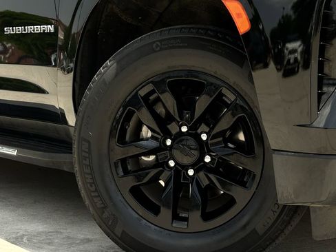 Used 2024 Chevrolet Suburban LT RWD image 11
