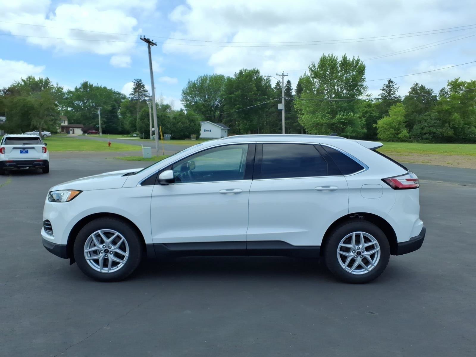 Used 2023 Ford Edge SEL w/ Convenience Package AWD/4WD image 2