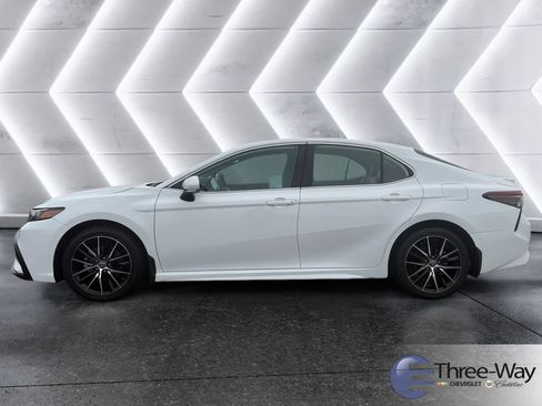 Used 2024 Toyota Camry SE image 2