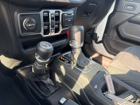 Used 2025 Jeep Wrangler Unlimited Sahara AWD/4WD image 21