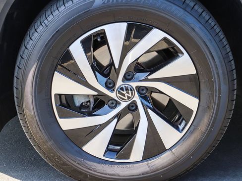 Certified 2025 Volkswagen Tiguan S FWD image 11