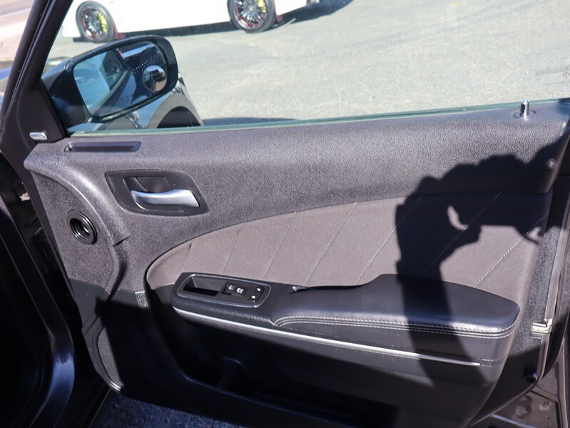 Used 2015 Dodge Charger SXT RWD image 10