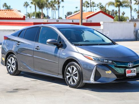 Certified 2019 Toyota Prius Prime Plus FWD image 4