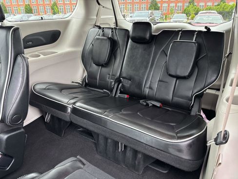 Used 2023 Chrysler Pacifica Limited image 20