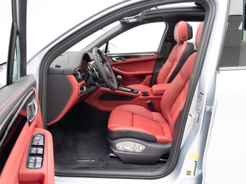 Certified 2026 Porsche Macan AWD/4WD image 17