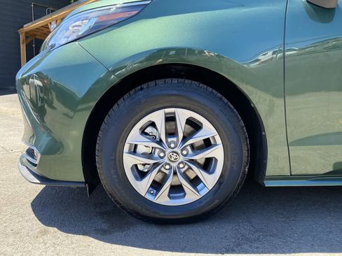 Used 2022 Toyota Sienna XLE w/ XLE Plus Package FWD image 11