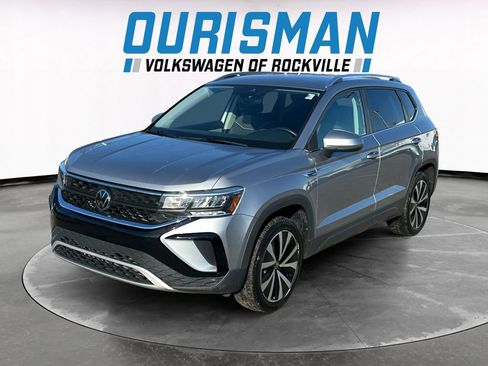 Used 2024 Volkswagen Taos SE image 2