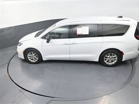 Used 2024 Chrysler Pacifica Touring-L image 20