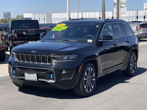 Used 2022 Jeep Grand Cherokee Overland w/ Luxury Tech Group IV AWD/4WD image 3