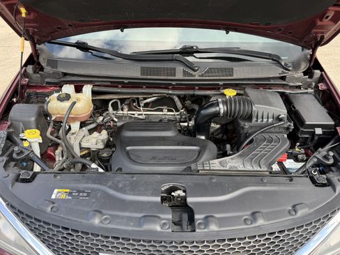 Used 2020 Chrysler Pacifica Touring-L FWD image 38