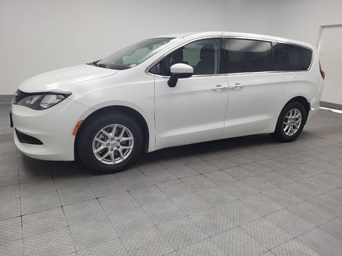 Used 2023 Chrysler Voyager LX FWD image 2
