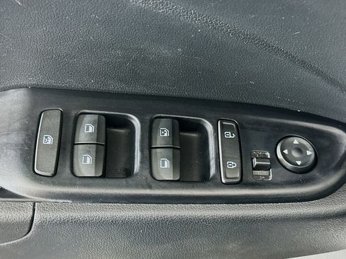 Used 2023 Hyundai Venue SEL image 15