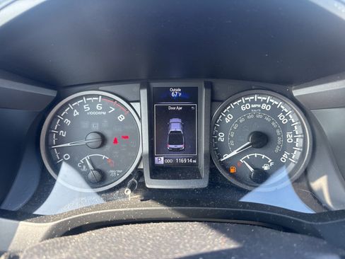 Used 2017 Toyota Tacoma TRD Sport image 14