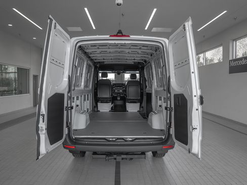 Used 2025 Mercedes-Benz Sprinter 2500 image 15