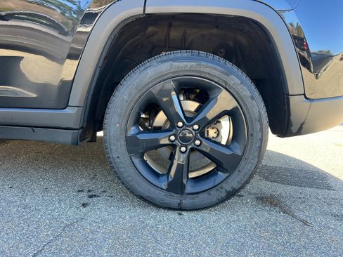 Used 2023 Jeep Grand Cherokee Limited w/ Black Appearance Package image 9