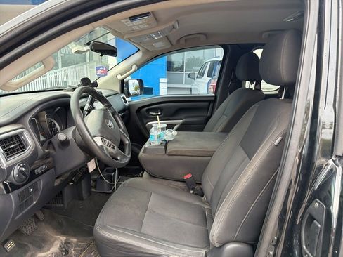 Used 2019 Nissan Titan SV image 19