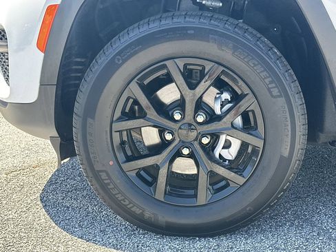 Used 2025 Jeep Grand Cherokee Altitude RWD image 11