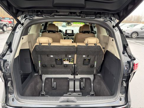 Used 2023 Toyota Sienna Limited image 32