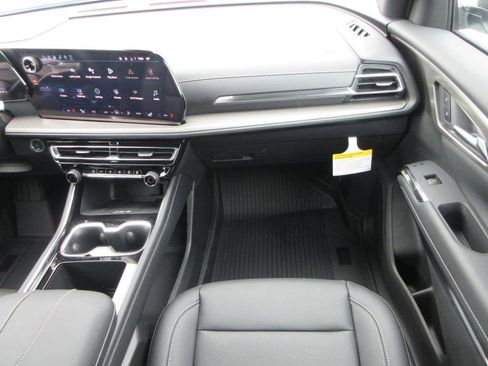 New 2026 Chevrolet Traverse LT w/ Sun and Wheel Package AWD/4WD image 16