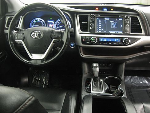 Used 2019 Toyota Highlander XLE image 2